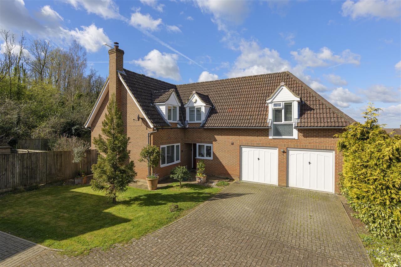 7 Weatherall Close Image